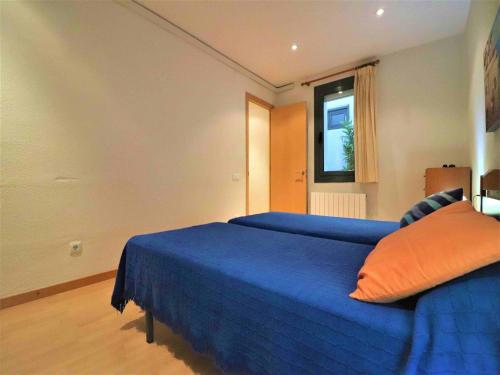 En eller flere senge i et værelse på Apartment in Roses by the Beach