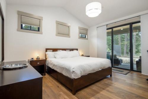 ein Schlafzimmer mit einem großen Bett und einem Tisch in der Unterkunft Suncadia 4 Bdrm Home with Lavish Patio Space in Cle Elum