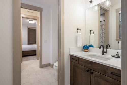 ein Badezimmer mit Waschbecken und Toilette in der Unterkunft Suncadia 4 Bdrm Home with Lavish Patio Space in Cle Elum