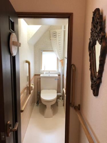 a small bathroom with a toilet and a window at 小樽祝津山荘2号楼 in Otaru
