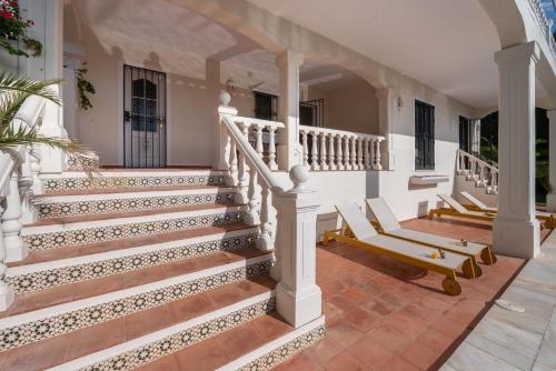 Peaceful 4 BDRM Andalusian Villa w Sea Views