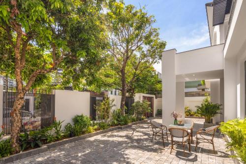 Ein Garten an der Unterkunft Sense Pool Villa - Luxurious 500m2 Pool Mansion Walk to My Khe Beach