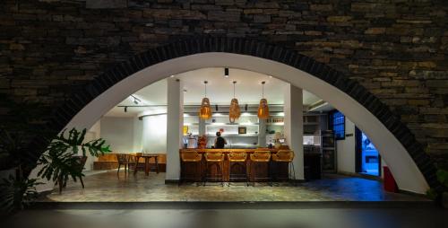 an archway in a room with a table and chairs at 凤凰苇渡庭院江景民宿 in Fenghuang