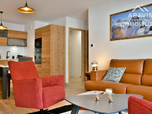 un salon avec un canapé et une table dans l'établissement Appartement neuf aux pistes, parking, Wi-Fi, balcon, 6 pers - FR-1-391-188, au Grand-Bornand