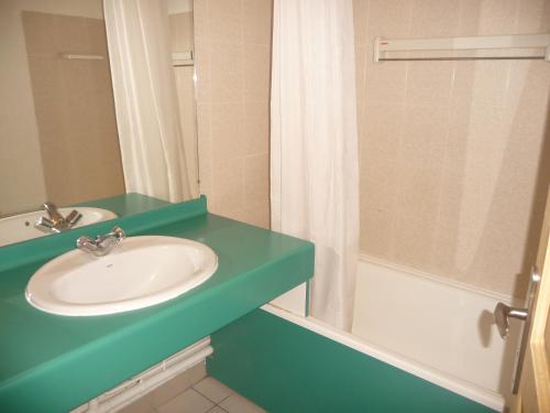 une salle de bain avec un lavabo et une douche dans l'établissement Appart. skis aux pieds, sud, animaux bienvenus - FR-1-513-99, à Courchevel