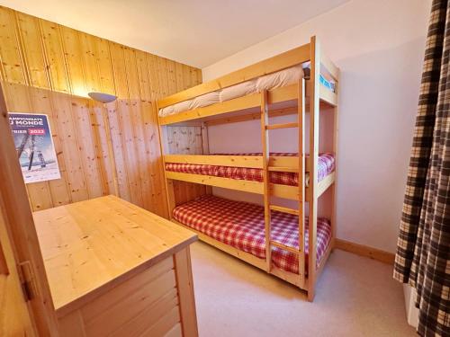 ein Schlafzimmer mit zwei Etagenbetten und einem Schreibtisch in der Unterkunft Charmant 3 pièces à Méribel, 5 pers, balcon, WIFI, garage - FR-1-411-969 in Les Allues