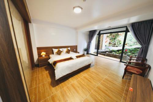 Postel nebo postele na pokoji v ubytování Thanh Hang Hotel Dalat