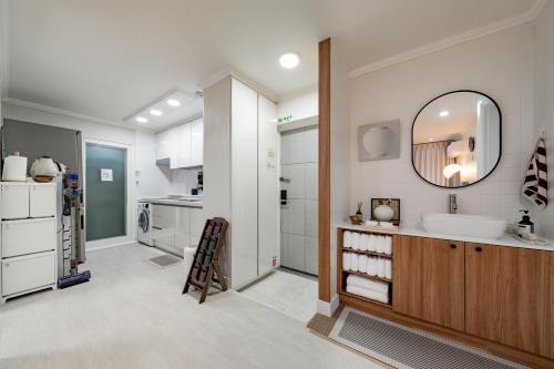Kuchyň nebo kuchyňský kout v ubytování 신규오픈,서울 강남 Seoul Kangnam,2룸,2화장실,전객실에어컨설치,무료주차,럭셔리풀옵션,강남테헤란로,코엑스,강남성형외과,대치동학원가,강남세브란스,서울삼성병원,비즈니스