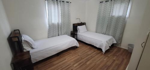 Кровать или кровати в номере Private 3 bedroom Home in Los Angeles-Gardena, California