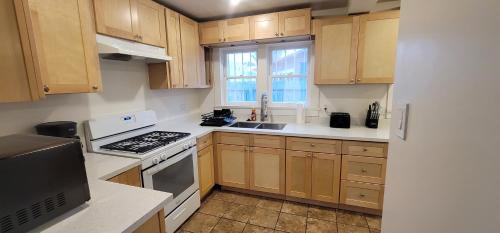Кухня или мини-кухня в Private 3 bedroom Home in Los Angeles-Gardena, California
