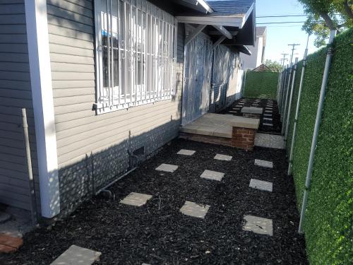 Сад в Private 3 bedroom Home in Los Angeles-Gardena, California