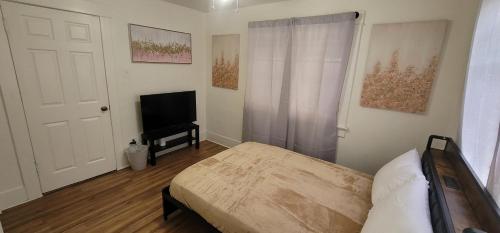 Телевизор и/или развлекательный центр в Private 3 bedroom Home in Los Angeles-Gardena, California