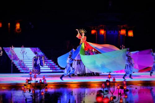 a performance of a show on the stage at 清澜居 东方唐韵民宿酒店 in Xi'an