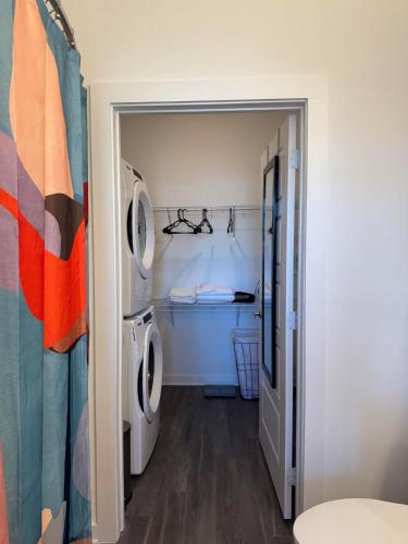 a laundry room with a washer and dryer at Radiant & Cozy in Memphis