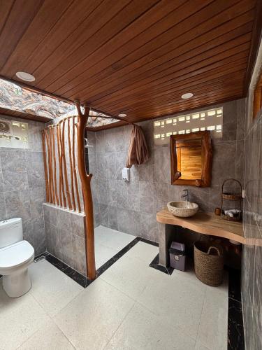 Ένα μπάνιο στο Ringsun Homestay Uluwatu
