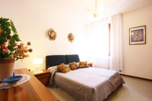 een slaapkamer met een bed en een groot raam bij Tiepolo in Venetië