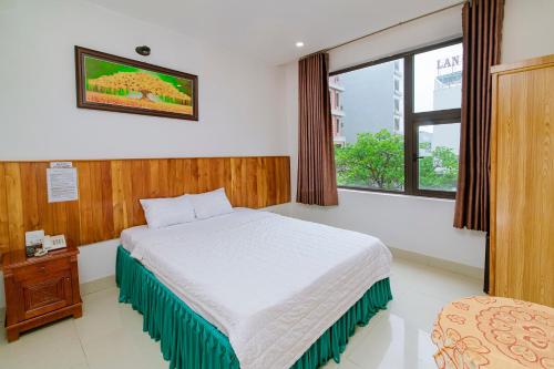 Katil atau katil-katil dalam bilik di khách sạn Hồng Thịnh