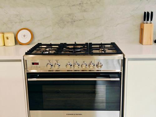Stylish Home Away from Homeにあるキッチンまたは簡易キッチン