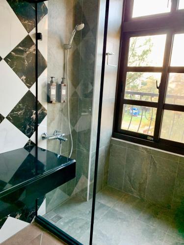a bathroom with a glass shower with a glass counter at Villa San Diego in Puli