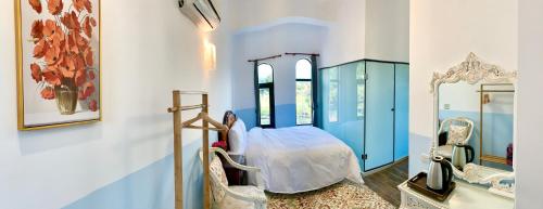 a bedroom with a bed and a mirror at Villa San Diego in Puli