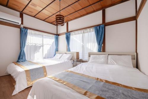 Giường trong phòng chung tại Omori House