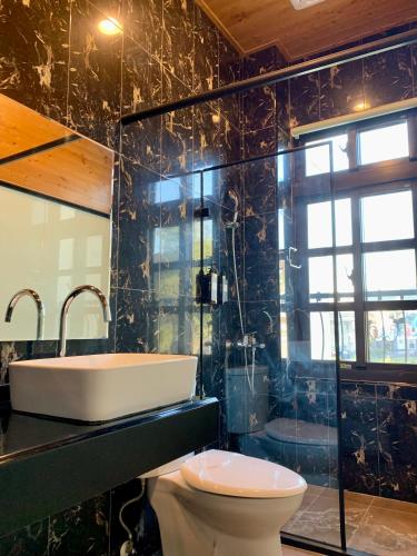 a bathroom with a sink and a toilet at Villa San Diego in Puli