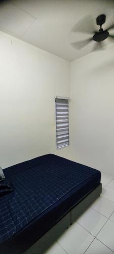 Ένα ή περισσότερα κρεβάτια σε δωμάτιο στο Rumah Tamu Kita