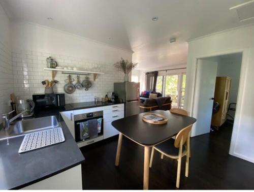una cocina con una mesa y una encimera en Maisie's Cottage, en Mount Victoria