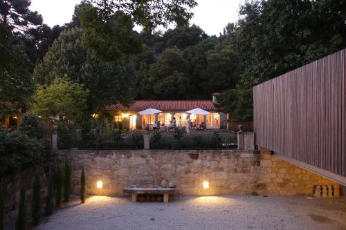 una casa con luces en una pared de piedra en Quinta Da Bouca D'Arques, en Vila de Punhe