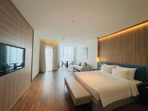 Televiisor ja/või meelelahutuskeskus majutusasutuses Alacarte Ha Long