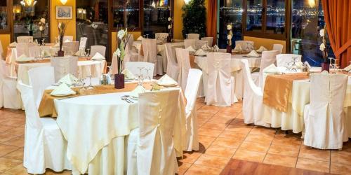 Un restaurante u otro lugar para comer en Ambassador Hotel Thessaloniki