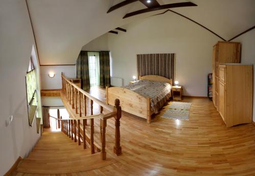 ein Schlafzimmer mit einem Bett und einer Treppe in einem Zimmer in der Unterkunft Villa Roksolana in Truskawez