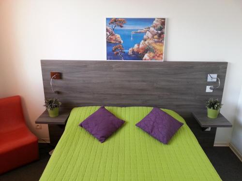 Un pat sau paturi într-o cameră la HoteI de la Plage Montpellier Sud