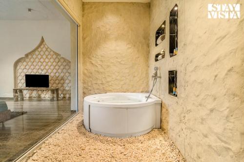 Μια τηλεόραση ή/και κέντρο ψυχαγωγίας στο StayVista at Pearl of the Dunes with Pool & Jacuzzi