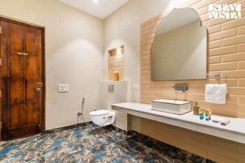 Ένα μπάνιο στο StayVista at Pearl of the Dunes with Pool & Jacuzzi