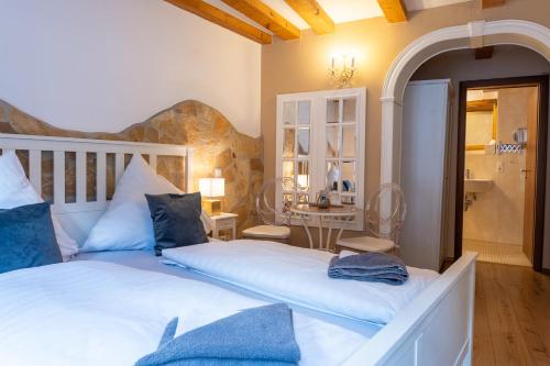 a bedroom with two beds and a bathroom at Kleine Villa Rose in Eltville