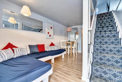 Posezení v ubytování Chic 2-Bedroom Seaside Getaway