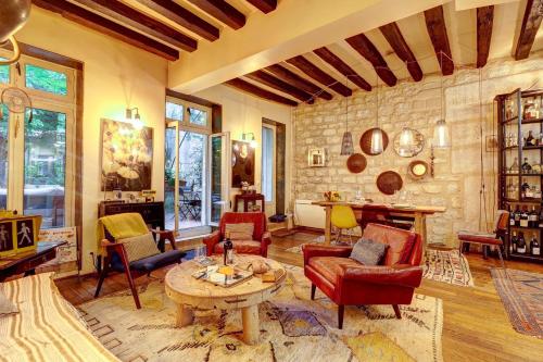 - un salon doté de meubles et d'un mur en pierre dans l'établissement Bluestay 508 - Flat With Terrasse at st Germain, à Paris