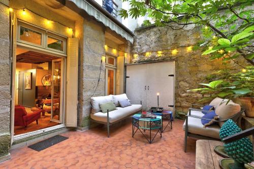 une terrasse avec un canapé et une table dans l'établissement Bluestay 508 - Flat With Terrasse at st Germain, à Paris