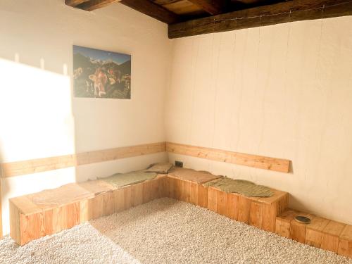 a room with two beds in the corner at Künstlerstubn in Hartneidstein