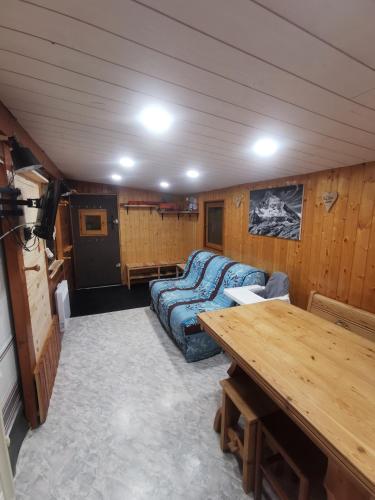 un salon avec un canapé et une table dans l'établissement Caravane 4 personnes au camping d'Aussois, à Aussois