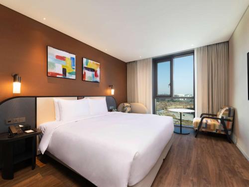 Letto o letti in una camera di Mercure Ambassador Seoul Magok