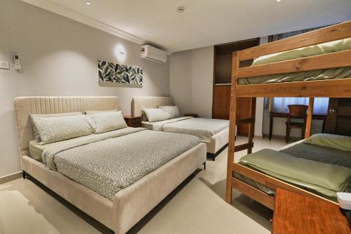Giường trong phòng chung tại Bukit Bintang Pavilion KLCC Wisma Cosway