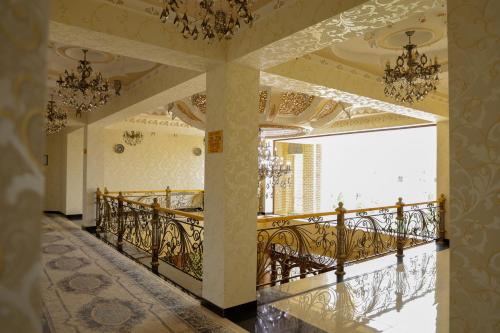 Habitación con balcón y lámpara de araña. en Said Islom Khoja, en Khiva