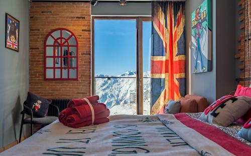 Ένα ή περισσότερα κρεβάτια σε δωμάτιο στο New Gudauri, Loft 2, Baker Street Apartment