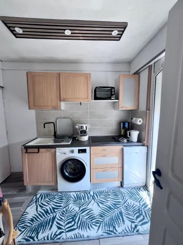 une petite cuisine avec un lave-linge et un lave-linge dans l'établissement Résidence Beau Séjour, à Amélie-les-Bains-Palalda