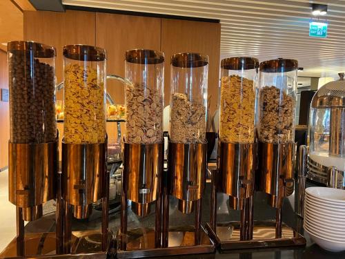 トラブゾンにあるResidence Inn by Marriott Trabzonの穀物が詰まったガラス容器の集まり
