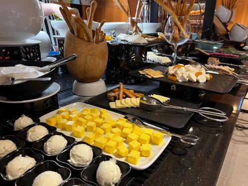 トラブゾンにあるResidence Inn by Marriott Trabzonのテーブルの上に並ぶ料理のビュッフェ