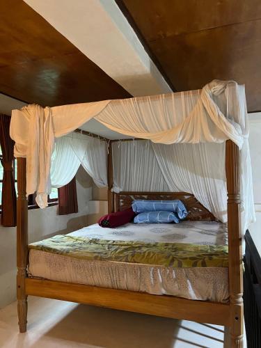 Ένα ή περισσότερα κρεβάτια σε δωμάτιο στο Guest House Jepun Gadon