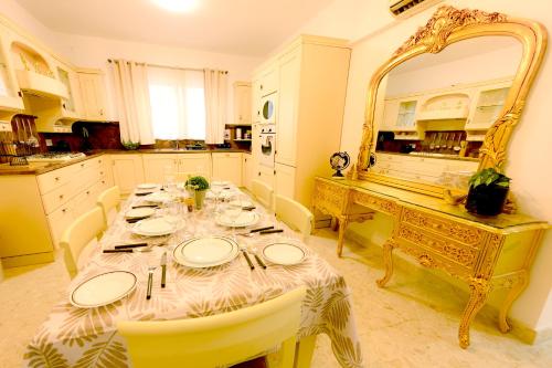 Η κουζίνα ή μικρή κουζίνα στο ROS - Charming 3 Bedroom Maisonette